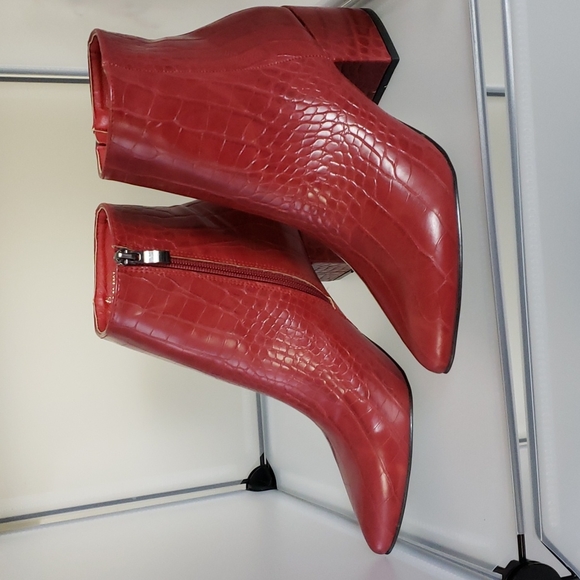 NWOT Red Ankle Boots Faux Crocodile - Picture 5 of 5